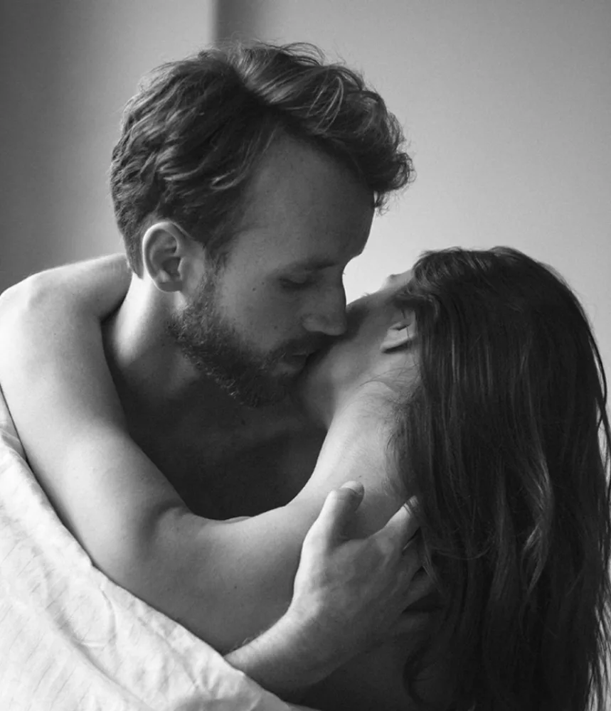 זוג בחיבוק אינטימי